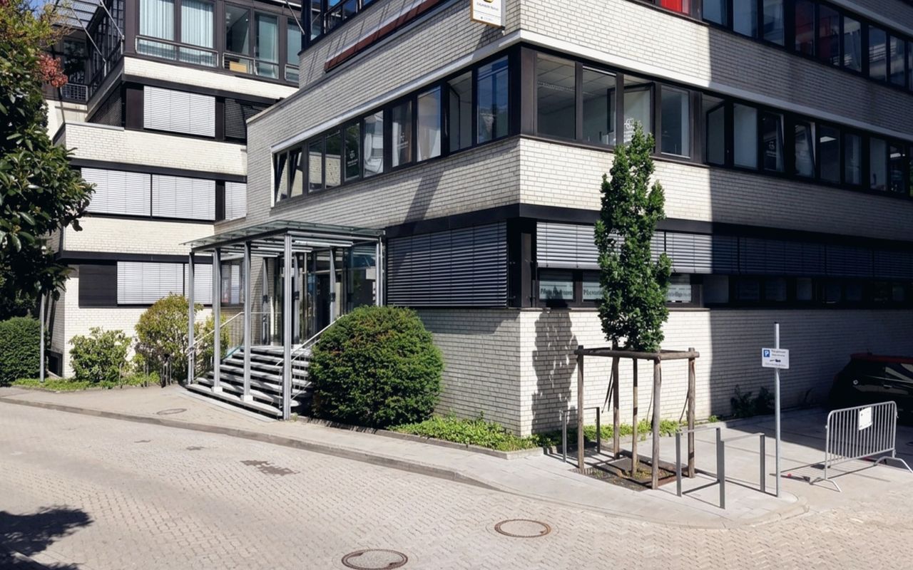 Das Gebäude am Heegbarg 10a mit dem Eingang