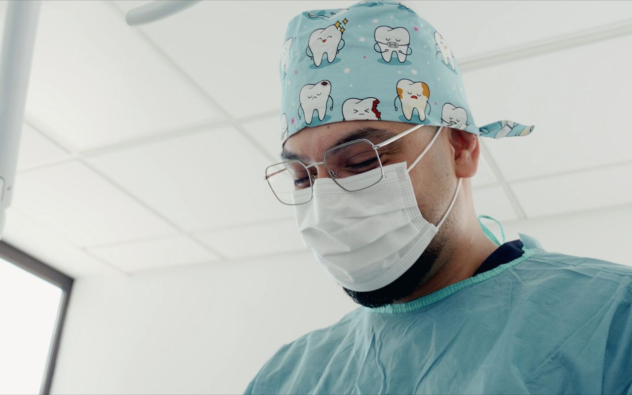 Dr. Ali Parrand bei einem Eingriff