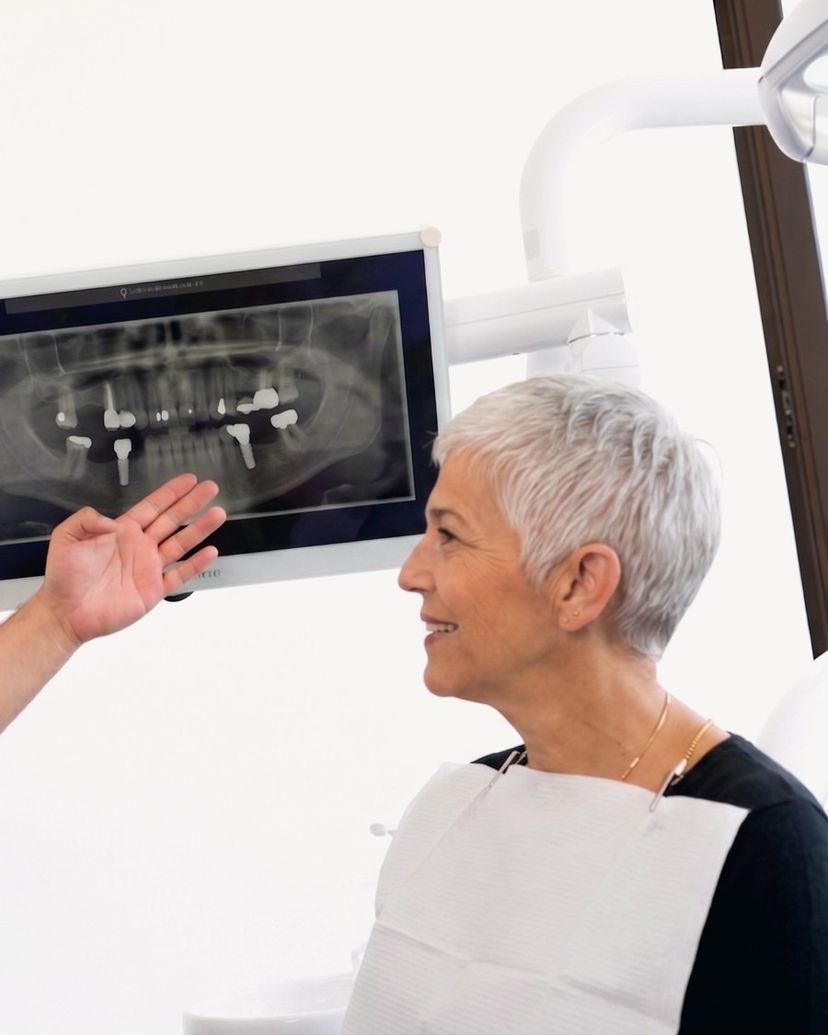 Dr. Ali Parrand bespricht das Röntgenbild mit einer Patientin