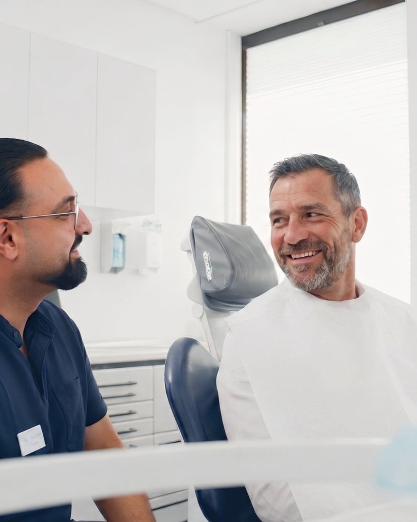 Dr. Parrand im Gespräch mit einem Patienten