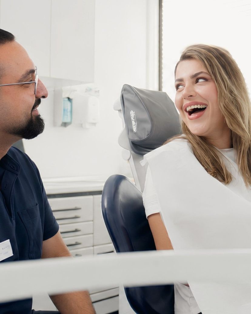 Dr. Ali Parrand zeigt einer Patientin den Befund auf dem Röntgenbild