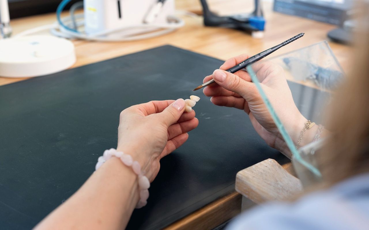 Zahntechnik bei der Arbeit am Objekt