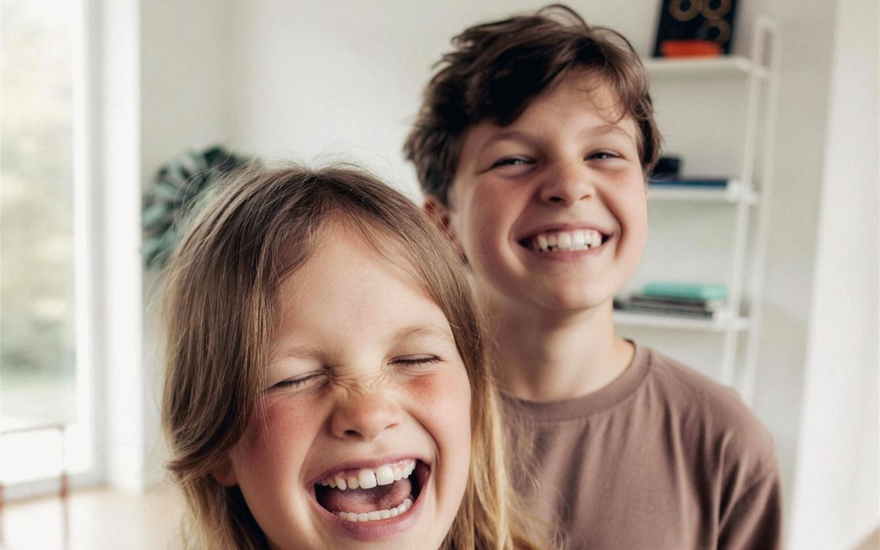 Zwei lachende Geschwisterkinder